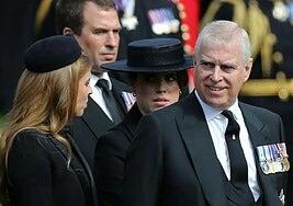 El príncipe Andrés renuncia a sus títulos nobiliarios tras reunirse con el rey Carlos III