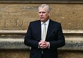 El Reino Unido reacciona con alivio y escepticismo ante la retirada de títulos del príncipe Andrés