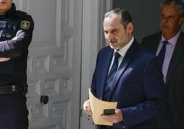 Un errático Ábalos se asoma al precipicio