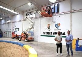 Marcador nuevo en el terrero de lucha de Uga