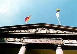 Vox la lía en el Parlamento: acusa a la Fiscalía de hacer «trampas» con los datos de delincuencia en Canarias y PSOE y NC se van