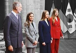 La Reina Letizia y sus hijas lo apuestan todo al traje sastre en las audiencias en el Reconquista