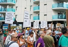 Los vecinos de la capital marchan contra el abandono del Ayuntamiento