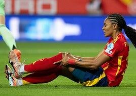 Salma Paralluelo sufre una lesión en el ligamento medial de su rodilla izquierda