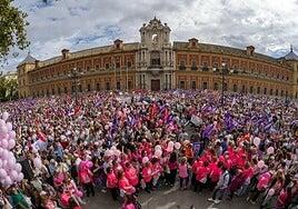 Miles de mujeres claman en Sevilla por una solución a la crisis de los cribados de cáncer