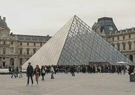 La policía francesa detiene a dos sospechosos por el robo en el Louvre