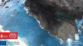 Rescatan a dos hombres y a un niño que cayeron al mar en la playa del Vagabundo, en Moya