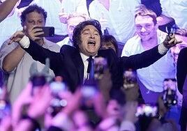 Milei arrasa en las legislativas con el 41% de los votos y anuncia una «Argentina grande»