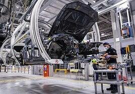Los fabricantes europeos de automóviles advierten de «paradas inminentes» en las líneas de montaje por la falta de chips