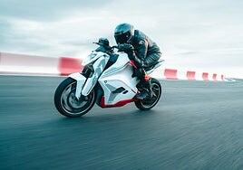 Probamos la nueva Ultraviolette F77, una futurista y ambiciosa naked eléctrica