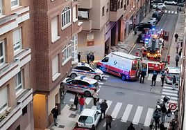 Rescatan a una mujer inconsciente de su piso incendiado en Gijón