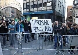 Tensión entre manifestantes contra Abascal y seguidores de Vox en el primer acto de precampaña en Extremadura