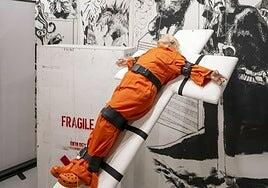 Un artista británico «crucifica» a Trump en Basilea