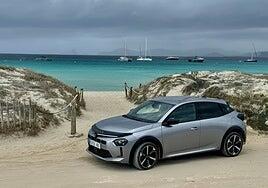 Lancia Ypsilon Ibrida por Formentera: el paraíso turquesa