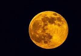 Así brilla la superluna en el cielo de Gran Canaria