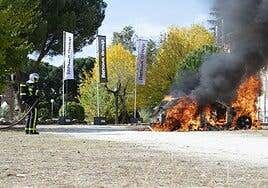 Cómo extinguir incendios en coches eléctricos de forma eficiente