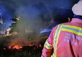 Los vecinos, clave para extinguir el incendio en Valleseco: «Estaban sofocándolo con mangueras y baldes de agua»