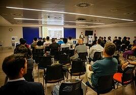 CaixaBank organiza una jornada de educación financiera con la plantilla del Dreamland Gran Canaria