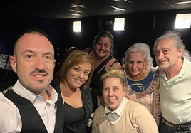 Cinco personas en la sala