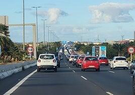 Viernes de caos en la GC-1 con largas retenciones dirección Las Palmas de Gran Canaria