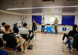 CaixaBank organiza una jornada de educación financiera con la plantilla del Dreamland Gran Canaria