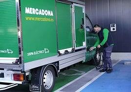 Contrato indefinido y hasta 2.300 euros: Mercadona busca mecánicos
