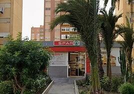 Dos encapuchados con cuchillos atracan un Spar en La Feria