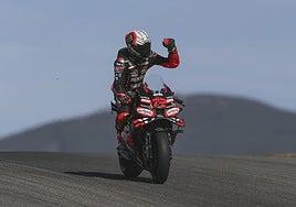 Marco Bezzecchi le gana el duelo a Pedro Acosta por la pole