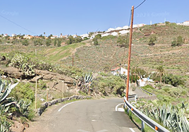 Muere un motorista tras caerse por una ladera en Telde