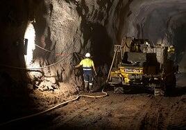 La excavación de la caverna de la central concentra la obra subterránea