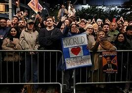 La ola azul frente al rey Trump