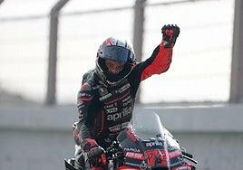 Marco Bezzecchi no da opción a Álex Márquez y Pedro Acosta