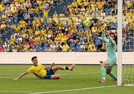 Mika baila en la sangre y la locura de la UD Las Palmas