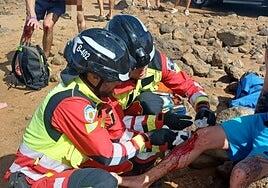 Tres hombres heridos tras un golpe mar en una playa de Yaiza