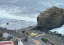 Un camarero se lanzó al agua y salvó a tres personas en el golpe de mar de Puerto la Cruz: «No dudé ni un momento»