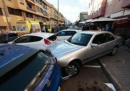 Varios heridos tras impactar un coche contra un comercio en San Fernando