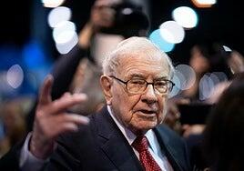 Warren Buffett carga contra la «avaricia» de los altos directivos en su carta de despedida