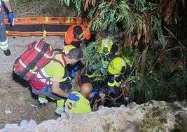 Herido grave al caer desde una altura de tres metros a una acequia en Mogán