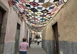 Las tejedoras de Telde llenan de color Los Llanos con motivo de las fiestas de San Gregorio Taumaturgo