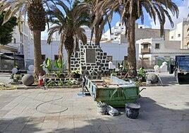 Medina inicia la reposición de la cruz junto a la iglesia de San Ginés