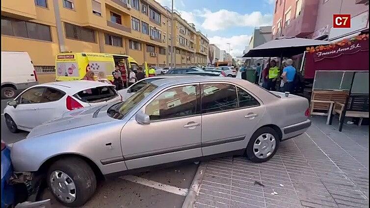 Se equivoca de marcha y se lleva por delante varias terrazas