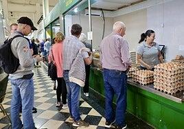 «Ya no se puede ni hacer una tortilla»: la docena de huevos se encarece 60 céntimos en Canarias