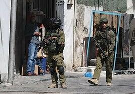 Colonos radicales desafían al ejército con la quema de una mezquita en Cisjordania