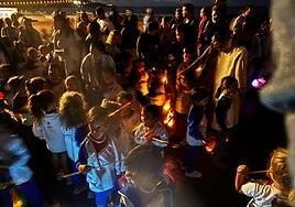 Un paseo de luz y sonrisas: los niños del Colegio Heidelberg iluminan Las Canteras en la tradicional celebración de Sankt Martin