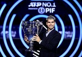 Alcaraz recibe el trofeo de número 1 del mundo en 2025: «Es un orgullo compartirlo con mi equipo»