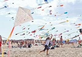 Dale una cometa a una niña y a correr de alegría
