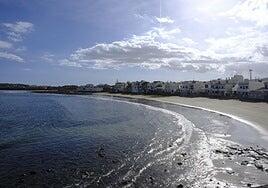 Telde mantiene cerradas cinco playas por las lubinas muertas en su costa