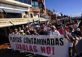 Más de mil personas protestan en la costa de Telde por la contaminación marina