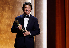 Tom Cruise recibe el primer Oscar de su carrera