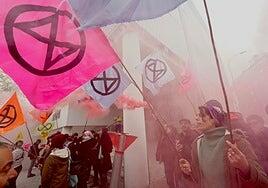 Una protesta de amor y furia contra el gasto en Defensa y por el clima
